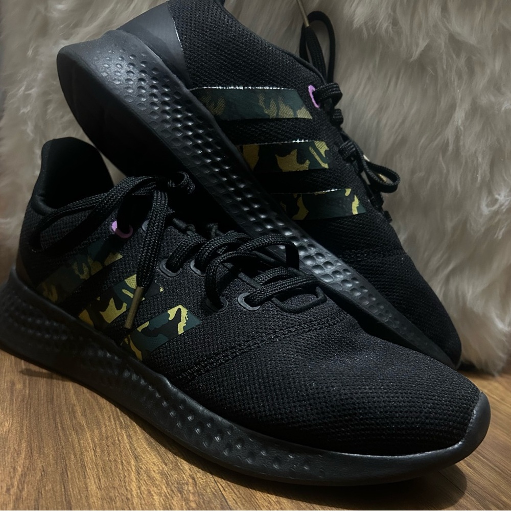 Woman’s camo Adidas size 8.5